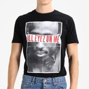 UO • “All Eyes On Me” Graphic Tee